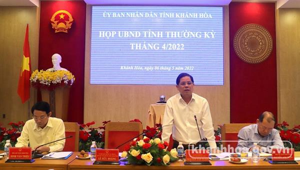 Ông Nguyễn Tấn Tuân - Phó Bí thư Tỉnh ủy, Chủ tịch UBND tỉnh Khánh Hòa (đứng giữa) phát biểu chỉ đạo tại cuộc họp.